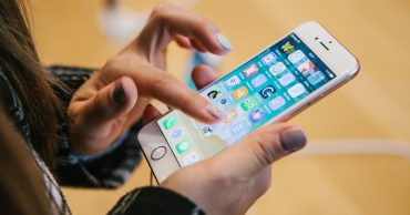 sử dụng iPhone thumb
