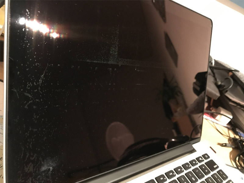 cách sửa MacBook không lên nguồn vệ sinh
