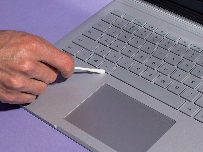 cách vệ sinh bàn phím MacBook bông