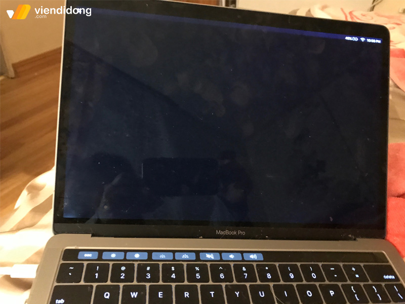 MacBook Air bị đen màn hình 1