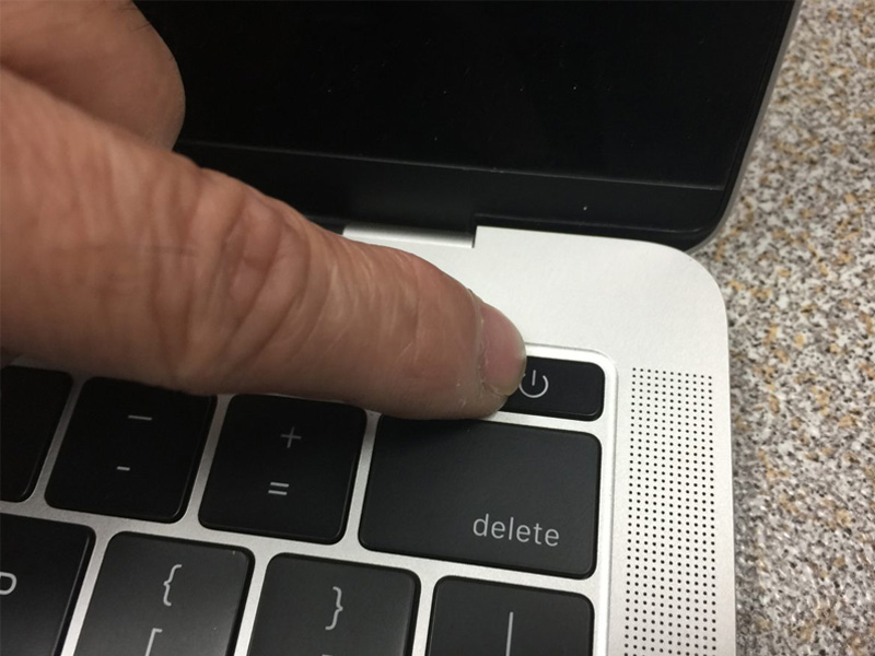 MacBook bị vô nước tắt nguồn