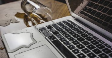 MacBook bị vô nước thumb
