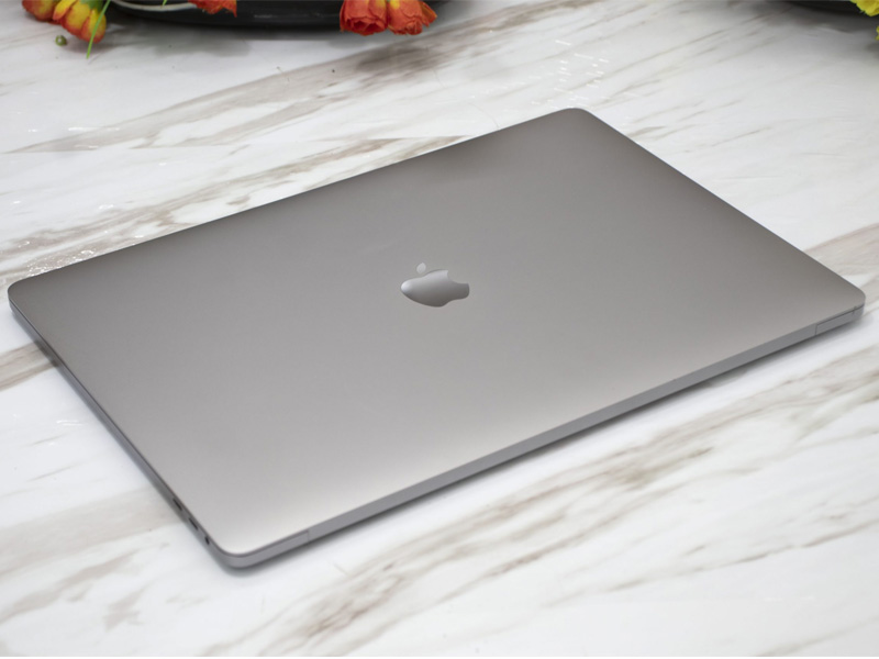 vệ sinh MacBook Pro đóng