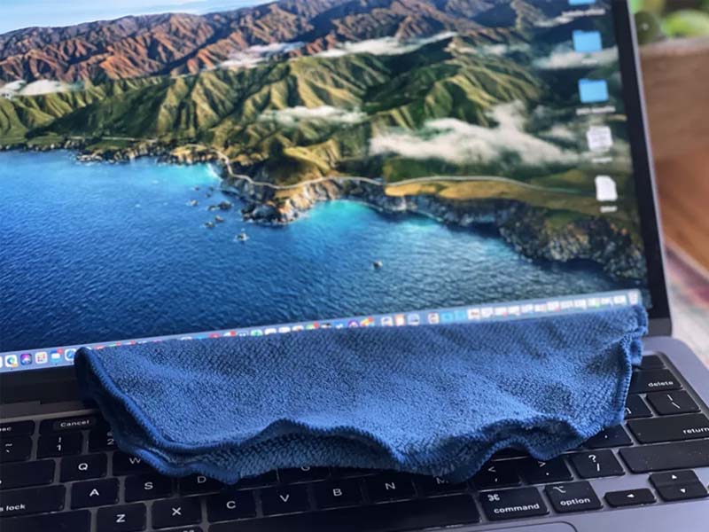 vệ sinh màn hình MacBook khăn