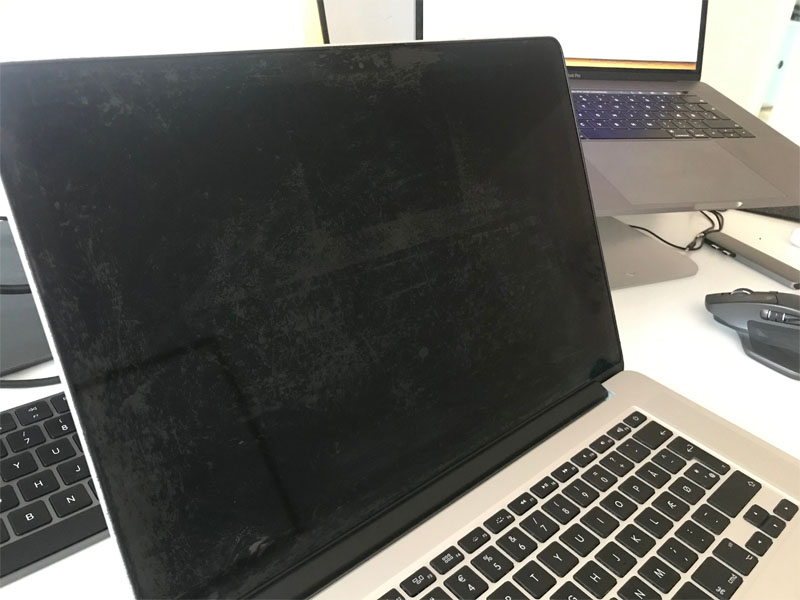 vệ sinh màn hình MacBook mờ