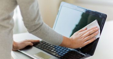 vệ sinh màn hình MacBook thumb