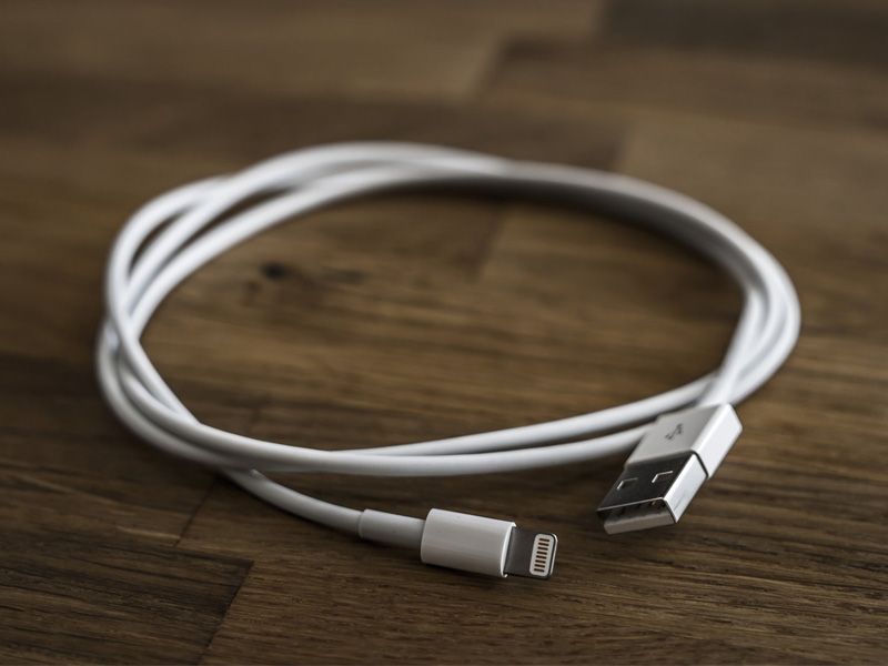 kết nối iPhone với MacBook dây cáp