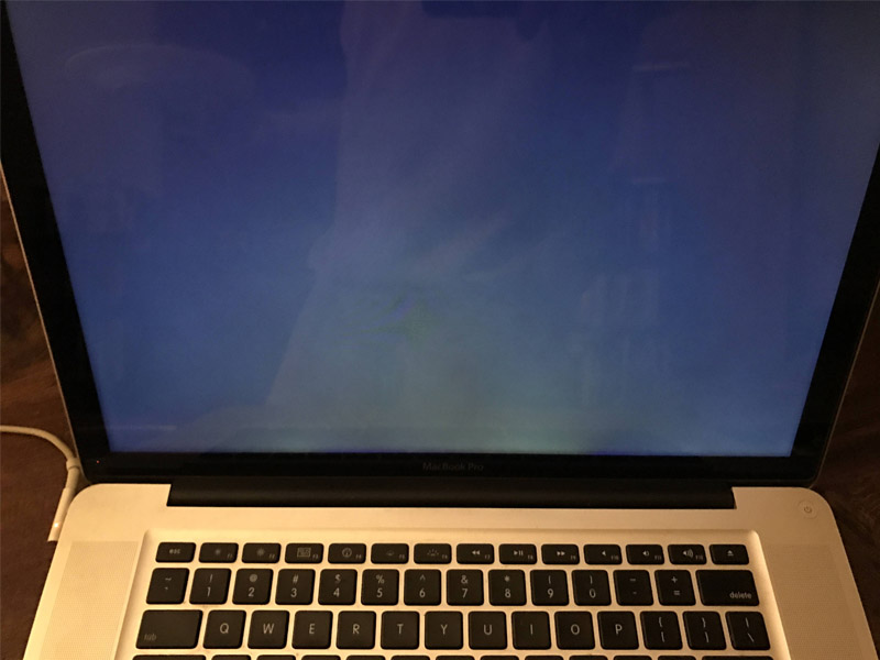MacBook Pro không lên màn hình lâu