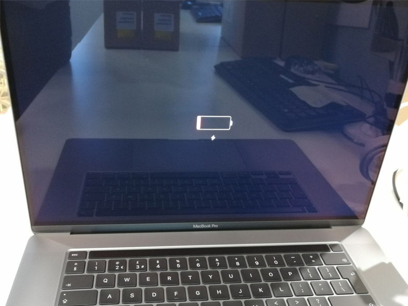 MacBook Pro không lên màn hình pin