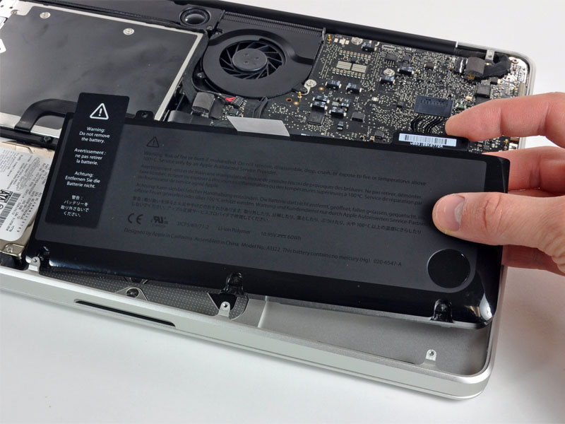 MacBook Pro không lên màn hình tháo pin 