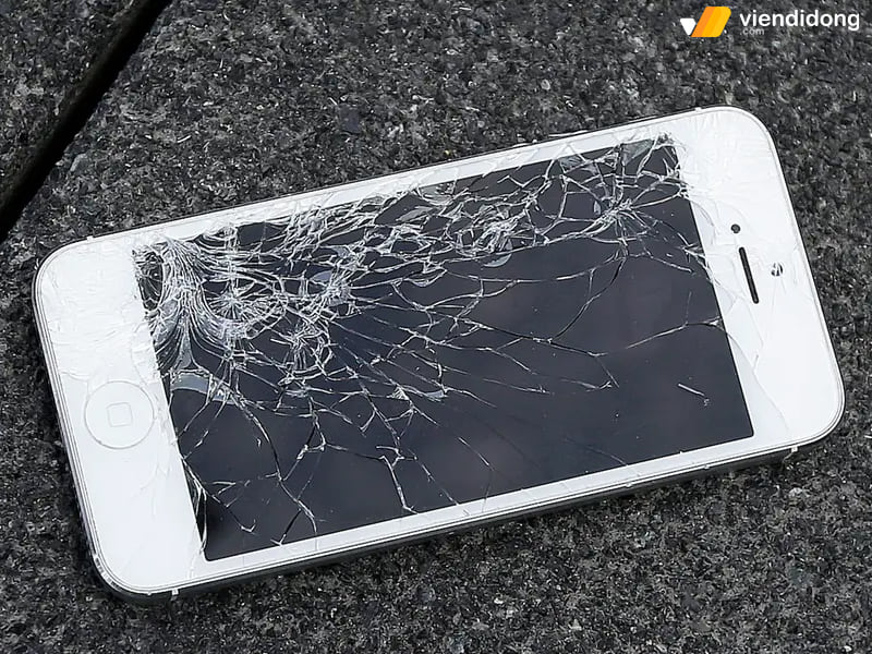 iPhone bị vỡ màn hình bụi bẩn