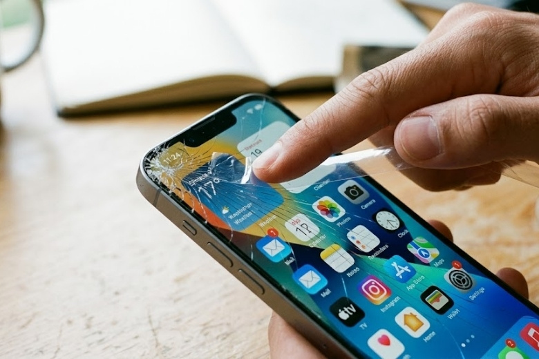 Tổng hợp cách khắc phục khi iPhone bị vỡ màn hình đơn giản, hiệu quả 7 Dán băng keo trong suốt cố định vết nứt vỡ trên màn hình iPhone