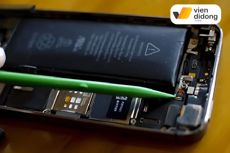 Bạn cần thay pin iPhone 14 Pro zin khi có các dấu hiệu phồng to, tụt nhanh
