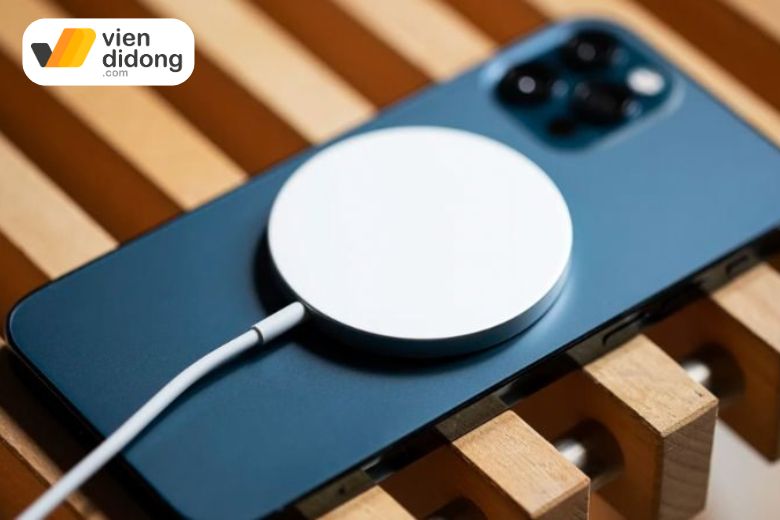 Pin iPhone 14 Pro bị hư hỏng, chai do thói quen sạc sai cách