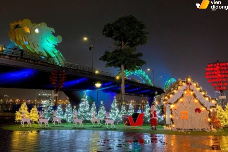 Check-in Noel tại Cầu Rồng Đà Nẵng với ánh sáng LED và màn phun lửa cực ấn tượng
