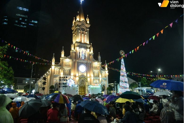 Noel 2025 tại Nhà thờ Con Gà với kiến trúc Gothic và cây thông khổng lồ