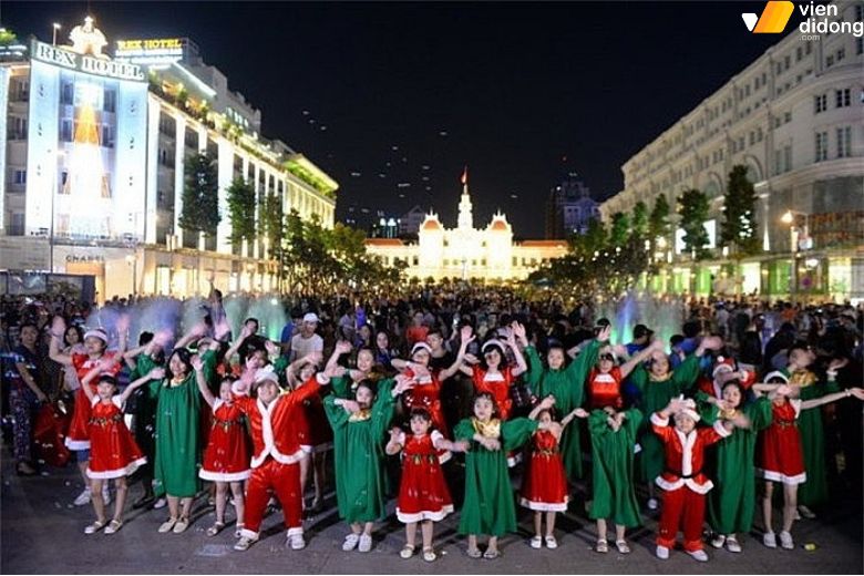 Check-in Noel Sài Gòn 2025 tại Phố đi bộ Nguyễn Huệ