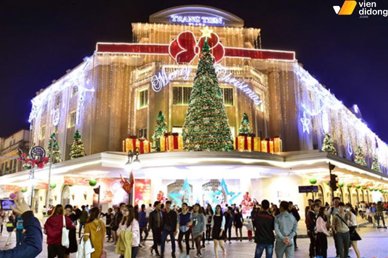 Phố đi bộ Hồ Gươm Hà Nội là địa điểm đi chơi Noel 2025 với không khí lễ hội sôi động