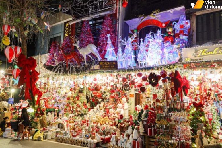 Check-in cùng các cửa hàng bán đồ trang trí Giáng Sinh rực rỡ tại Phố Hàng Mã