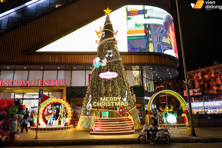 Sống ảo Noel tại Vincom Bà Triệu và Vincom Phạm Ngọc Thạch ở Hà Nội