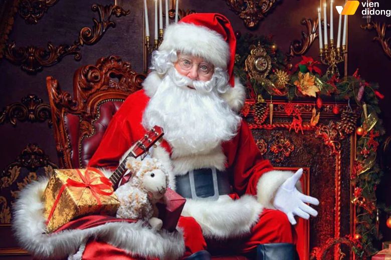 Santa Claus với áo đỏ, râu trắng và nụ cười Ho Ho Ho là biểu tượng quen thuộc
