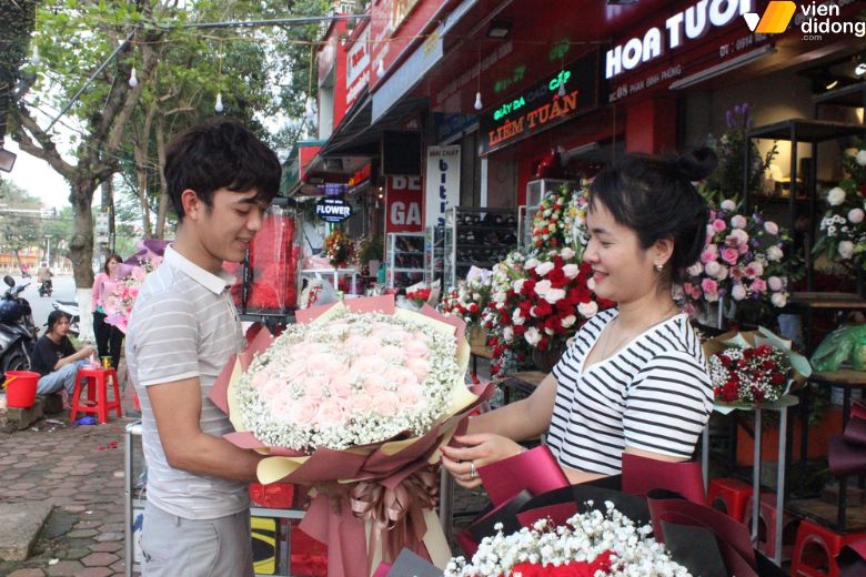 Valentine tại Việt Nam thường gắn với tặng quà và hẹn hò