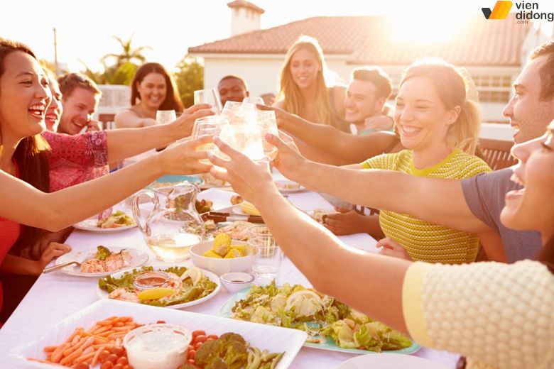 Buổi gặp gỡ vui vẻ giúp ngày 8/3 thêm trọn vẹn