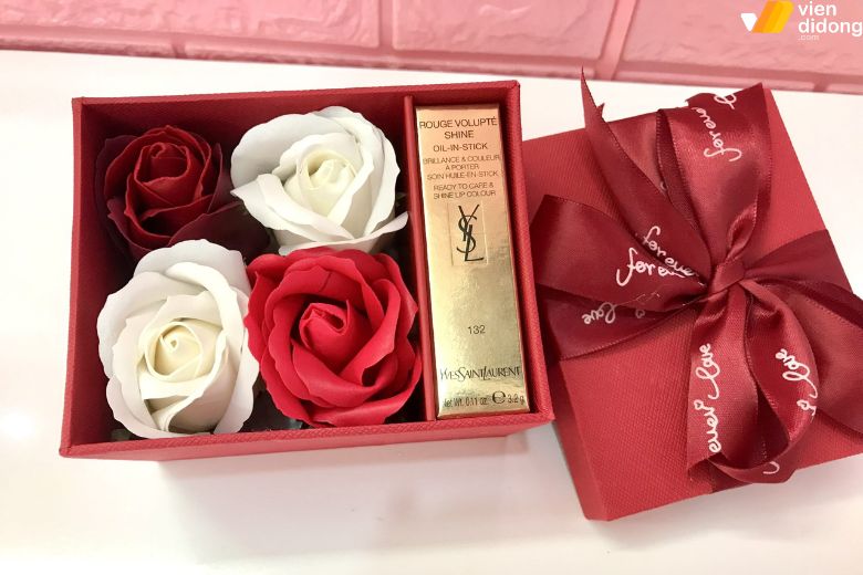 Son môi là lựa chọn tinh tế cho quà 8/3 thêm ngọt ngào