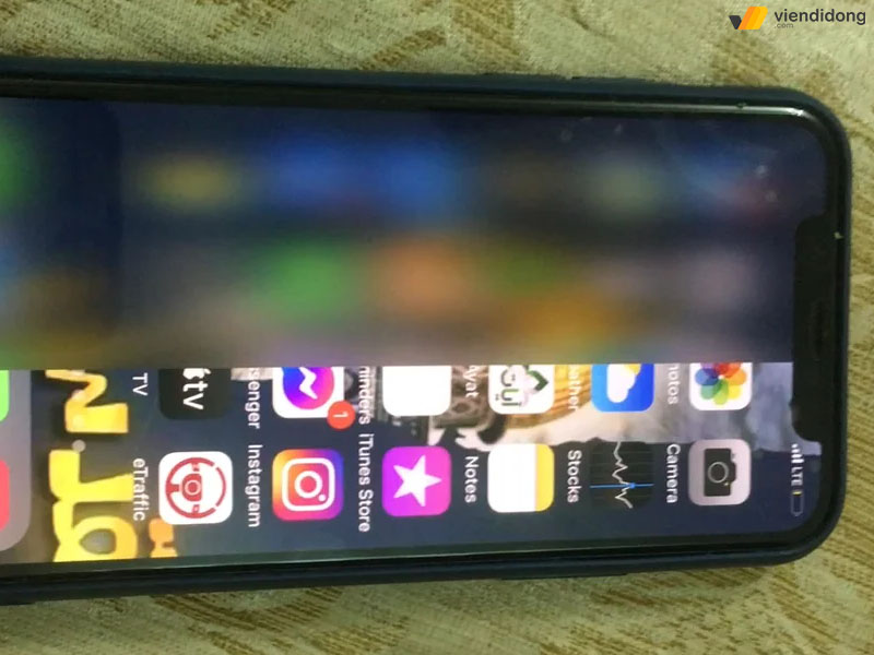 màn hình điện thoại bị tối màu phần mềm