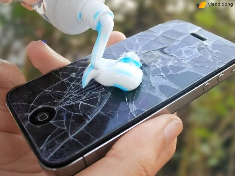 Màn hình điện thoại bị vỡ kem đánh răng