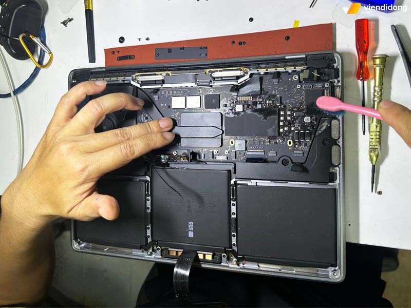 sửa chữa MacBook Quận Gò Vấp vệ sinh
