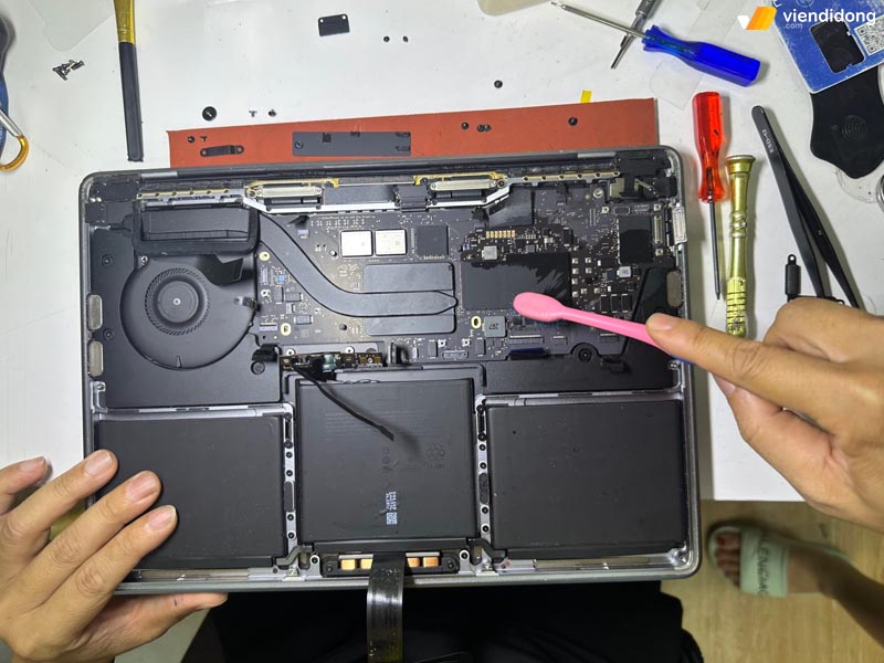 sửa chữa MacBook Quận Phú Nhuận vệ sinh