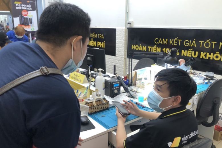 Bạn có thể theo dõi quá trình thay màn hình trực tiếp tại Viện Di Động