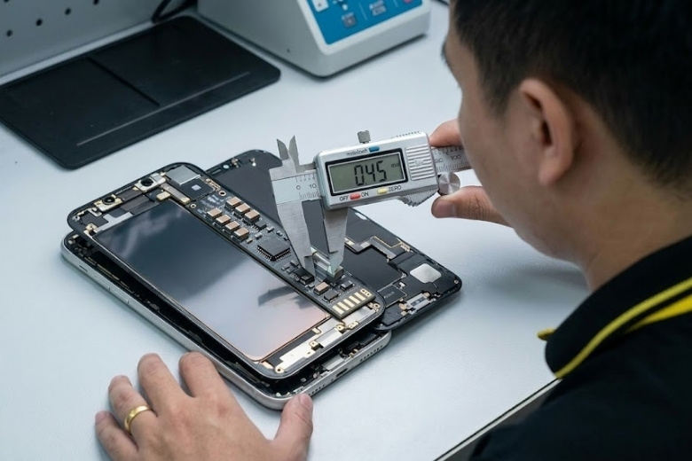 Thay màn hình Dura iPhone 15 1 Đo viền đen siêu mỏng của phôi màn hình Dura Soft OLED iPhone 15