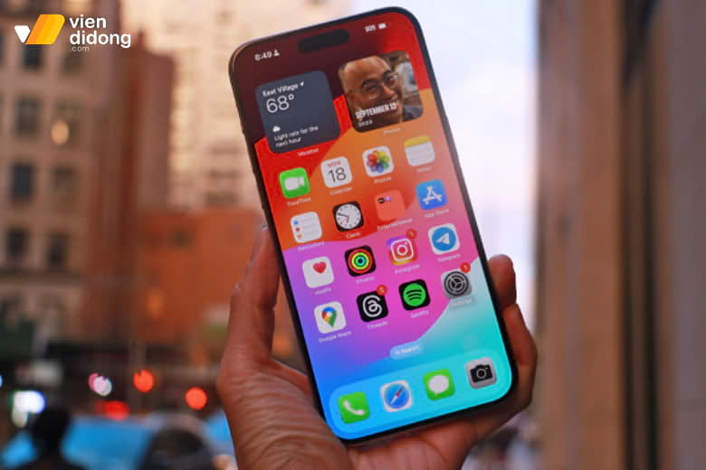 Dùng kính cường lực cũng một mẹo hiệu quả để bảo vệ màn hình iPhone 15