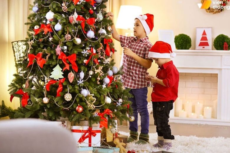 Giáng Sinh là gì? Nguồn gốc, ý nghĩa và hoạt động vào giáng sinh 2025 6 Không gian ấm áp với cây thông Noel và bít tất Giáng Sinh