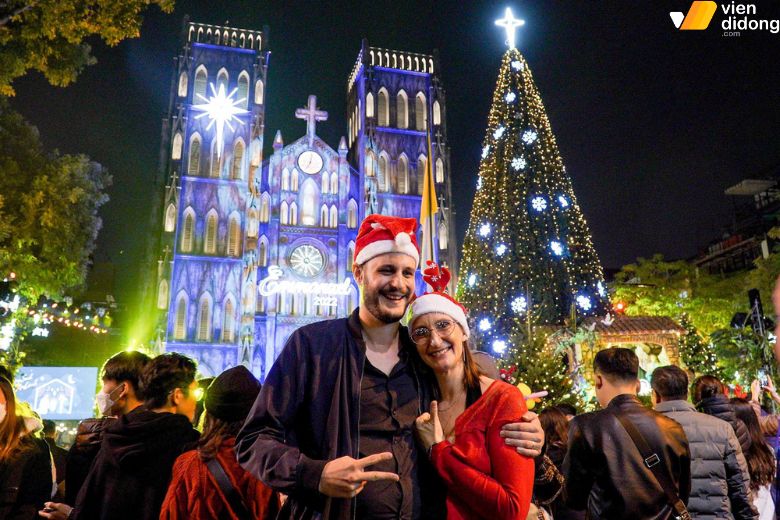 Giáng Sinh là gì? Nguồn gốc, ý nghĩa và hoạt động vào giáng sinh 2025 10 Không khí lễ hội Giáng Sinh tại nhà thờ và chợ Noel