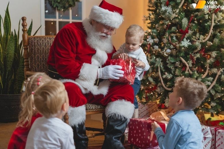 Giáng Sinh là gì? Nguồn gốc, ý nghĩa và hoạt động vào giáng sinh 2025 7 Biểu tượng Giáng Sinh ông già Noel phát quà cho các em nhỏ