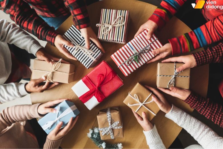 Giáng Sinh là gì? Nguồn gốc, ý nghĩa và hoạt động vào giáng sinh 2025 9 Làm quà handmade và thiệp Giáng Sinh tự tạo đầy ý nghĩa