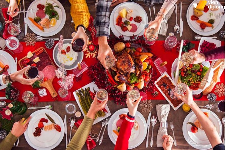 Giáng Sinh là gì? Nguồn gốc, ý nghĩa và hoạt động vào giáng sinh 2025 8 Gia đình quây quần bên bữa tiệc Giáng Sinh