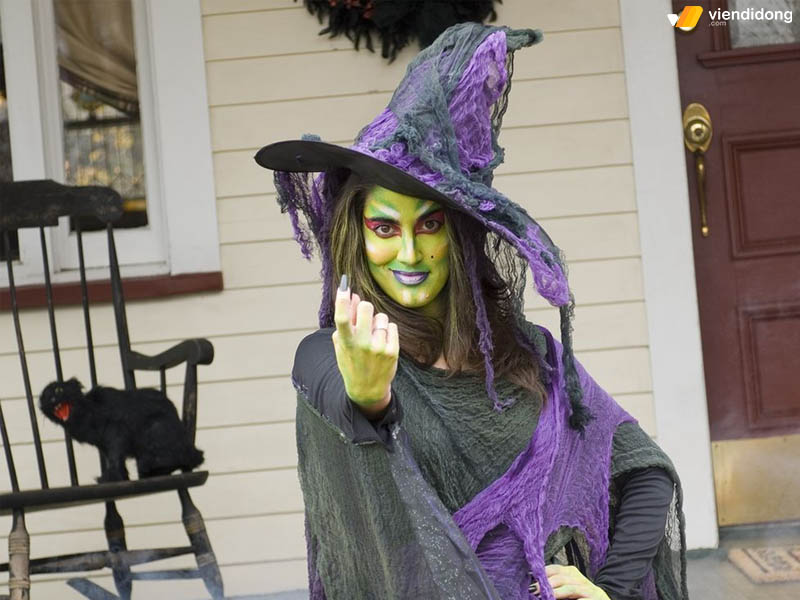 Halloween nên hóa trang thành gì witch