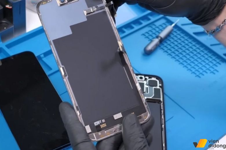 Kiểm tra kỹ sau khi thay màn hình iPhone 15 Pro Max đầy đủ các tính năng