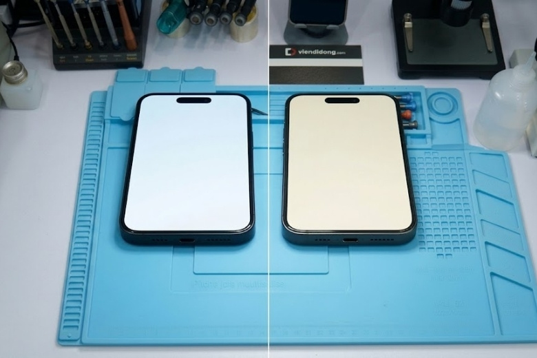 So sánh độ mỏng viền và tông màu hiển thị giữa màn hình Dura Soft OLED và màn hình nguyên bản trên iPhone 15 Pro
