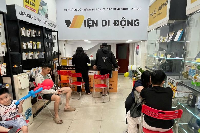 Dịch vụ thay màn hình iPhone 15 Plus rõ ràng, linh kiện minh bạch