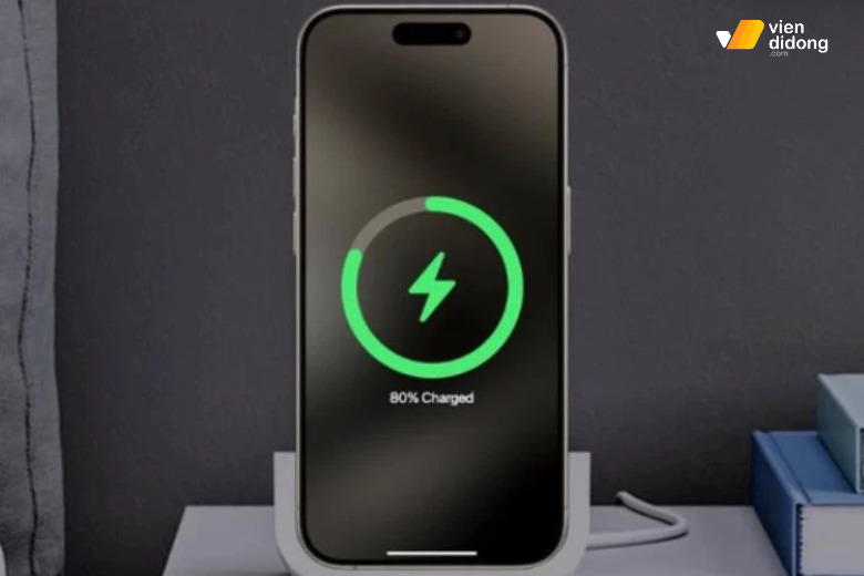 Thay pin iPhone 15 Pro Max 2 Sau thời gian, pin iPhone 15 Pro Max có thể tắt khi pin còn 20-40%
