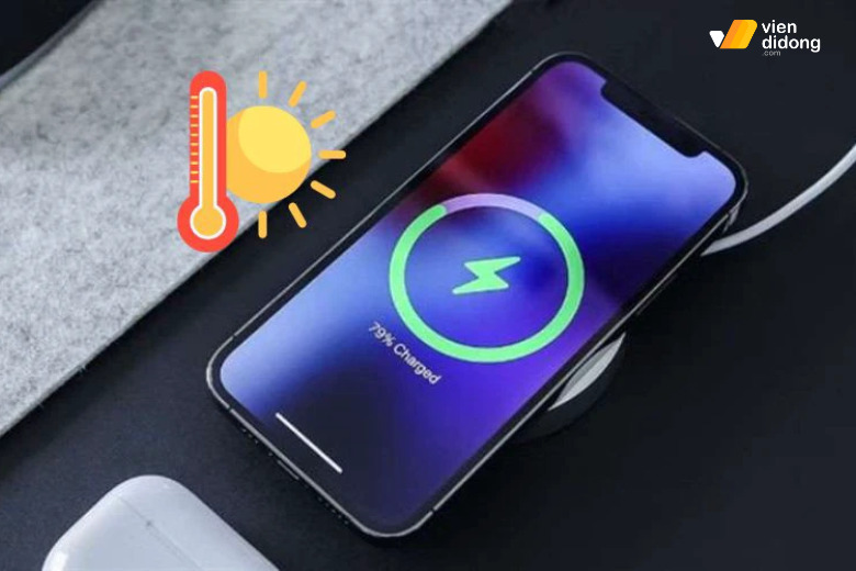 Thay pin iPhone 15 Pro Max 3 Pin iPhone 15 Pro Max sử dụng dưới ánh nắng trực tiếp làm pin hư
