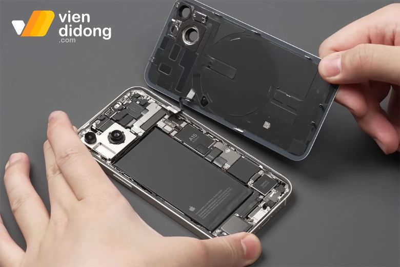 Thay pin iPhone 15 Plus 1 Pin iPhone 15 Plus với dung lượng pin lớn và hỗ trợ sạc nhanh
