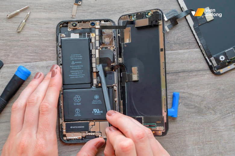 Pin iPhone 15 Pro hỗ trợ sạc nhanh 20W qua cổng USB-C, có thể sạc từ 0% lên 50% chỉ trong 30 phút