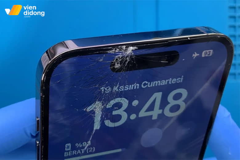 Va chạm mạnh là nguyên nhân chủ yếu làm hỏng màn hình iPhone 15