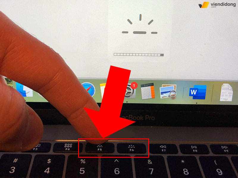bàn phím MacBook không sáng đèn nút cứng